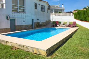 - une piscine dans la cour d'une maison dans l'établissement Chalet Suiza, à Peñíscola