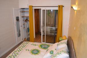 Saint-Aubin-des-Châteaux的住宿－gite "le saint Joseph"，一间卧室设有一张床和一个滑动玻璃门