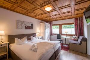 Postel nebo postele na pokoji v ubytování Gasthof Restaurant Waldcafé