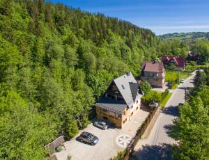 una vista aerea di una grande casa nel mezzo di una foresta di Homestay Srebrny Potok a Zakopane