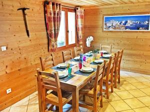 Chalet in Champagny en Vanoise with Vanoise summitsにあるレストランまたは飲食店