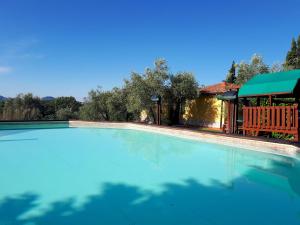 A piscina localizada em Cozy Cottage in Flower Riviera with Swimming Pool ou nos arredores