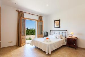 une chambre avec un lit et une grande fenêtre dans l'établissement Mussol, à Sa Pobla 21 autres photos