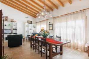 Mussol في سا بوبلا: غرفة طعام وغرفة معيشة مع طاولة وكراسي