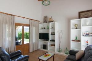 a living room with a couch and a television at Mussol in Sa Pobla