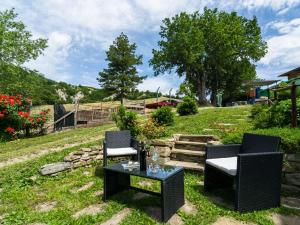 dos sillas y una mesa en un patio en Lovely farmhouse with swimming pool and air conditioning, en Sestino