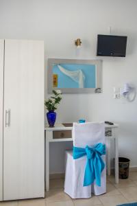 a room with a desk with a blue bow at Aelia Studios in Koukounaries