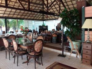 a dining room with a table and chairs at Pousada Cultural Canto dos Poetas in Aquiraz