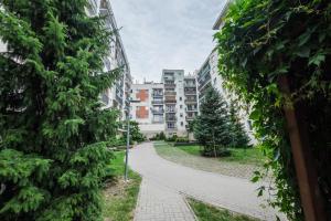 una calle vacía frente a un edificio de apartamentos en Blue Sky Apartment Warsaw, en Varsovia