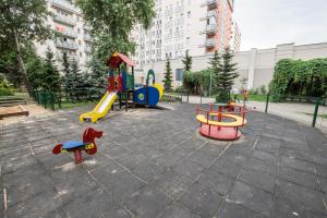 einen Spielplatz mit zwei Spielgeräten in einem Park in der Unterkunft Blue Sky Apartment Warsaw in Warschau