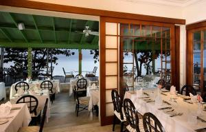 Um restaurante ou outro lugar para comer em Mango Bay All Inclusive