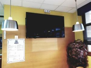 Una televisión o centro de entretenimiento en Hotel las Cruces