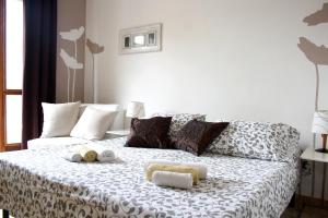 a bedroom with a bed with towels on it at A Casa Romar in Turin