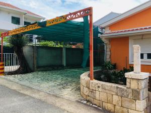 Der Swimmingpool an oder in der Nähe von Apartmani Slavonija