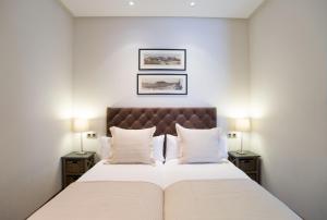 サン・セバスティアンにあるNiza La Concha - IB. Apartmentsのベッドルーム(白い大型ベッド、ランプ2つ付)