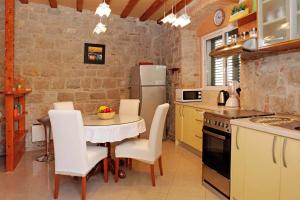 cocina con mesa, sillas y nevera en All you need Old Town studio en Split