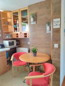 A kitchen or kitchenette at Haus der 16 Seen