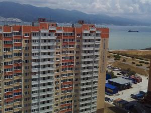 ノヴォロシースクにあるApartments Malaya Zemlya-2の水辺の景色を望む高層アパートメントです。
