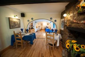 Cwmwennol Country House tesisinde bir restoran veya yemek mekanı