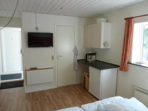 a room with a kitchen and a bed in a room at Lønstrup Egelunds Motel in Lønstrup