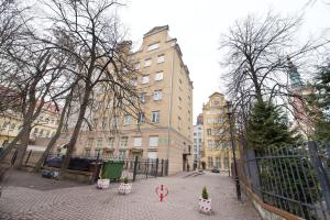 a street with buildings and a fence with a christmas tree at Apartament Ten in Gdańsk