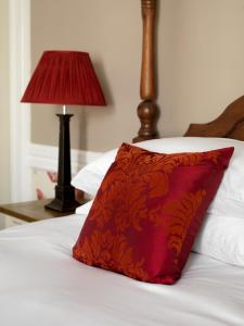 Łóżko lub łóżka w pokoju w obiekcie The Bull Hotel Maidstone/Sevenoaks