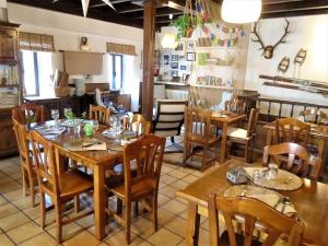 Refugio La Ardilla Real餐厅或其他用餐的地方
