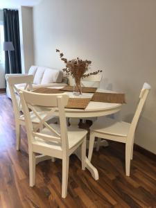 A seating area at Mares - Bellamar