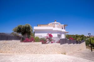 una casa blanca con flores en una pared de piedra en Casa Filipinas ,centro Ciudad, en Palma de Mallorca