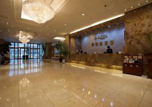 una hall di un hotel con banco reception di The Koryo Hotel a Bucheon