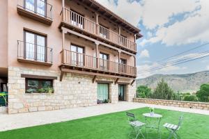 dom z dziedzińcem z krzesłami i stołem w obiekcie Hotel Atiana w Albarracín