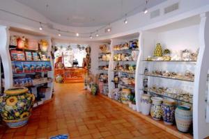 un negozio pieno di vasi esposti di Albergo La Conca Azzurra a Conca dei Marini