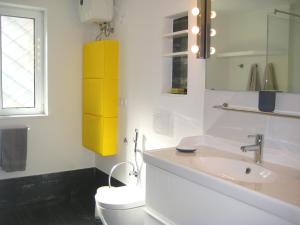 Kúpeľňa v ubytovaní Lacy Golf Apartments