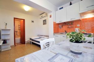 cocina con mesa y comedor en Apartment Stari Murter, en Murter