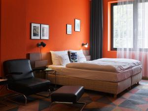 Uma área de estar em 25hours Hotel The Trip