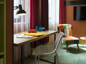 Uma área de estar em 25hours Hotel The Trip