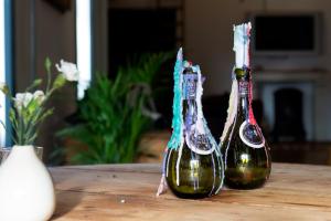 dos botellas de champán sentadas encima de una mesa en Genesis Voorschoten en Voorschoten