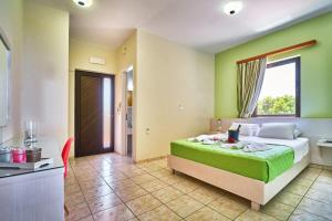Posteľ alebo postele v izbe v ubytovaní Nanakis Beach Apartments + 37 fotografií