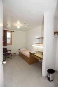 Postel nebo postele na pokoji v ubytování Grenfell Campus Summer Accommodations