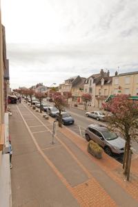 a city street with cars parked in a parking lot at APPARTEMENT 4 PERSONNES CLASSE 2 ETOILES LEBOUCQ Laurent in Fort-Mahon-Plage