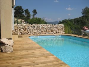 Appartement Rez de jardin de villa, avec terrasse, jardin et piscineの敷地内または近くにあるプール