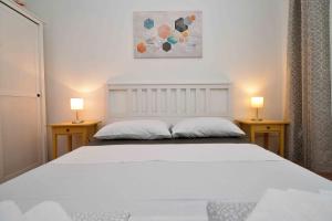 1 dormitorio con 1 cama con 2 lámparas en 2 mesas en Apartment Stari Murter, en Murter