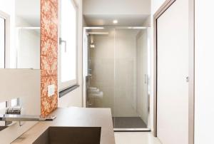 ザッフェラーナ・エトネーアにあるB&B Etna Dreamのシャワーと洗面台付きのバスルーム +20枚の写真