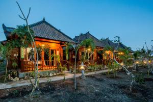 een huis met lichten aan de voorkant bij Mimpi Cottages in Nusa Lembongan