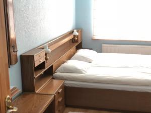 מיטה או מיטות בחדר ב-Jaunsīļi