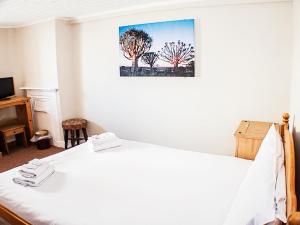 Postel nebo postele na pokoji v ubytování The Queensbury Hotel