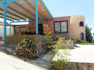 una casa con un tetto di fiori di Pyrgos a Mochlos
