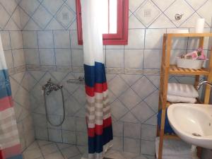 un bagno con doccia e lavandino di Pyrgos a Mochlos