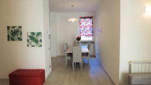 uma sala de jantar com uma mesa e uma janela em Feel at Home - CASA ALEXANDRA em Lovere
