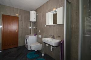 Koupelna v ubytování Rooms Leda + 17 fotografií